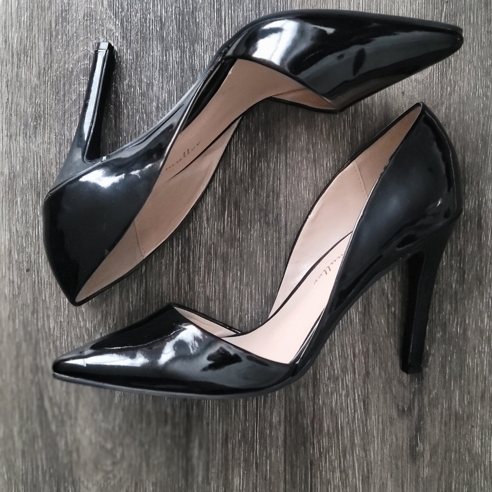 Sexy black sleek pumps.